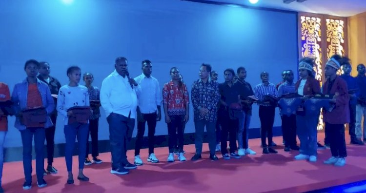 Bupati Asmat, Elisa Kambu menyerahkan secara resmi 20 calon mahasiswa asal Asmat ke Unimuda yang diterima langsung oleh Rektor Unimuda, Rustamadji di Aula Unimuda Sorong, Aimas, Papua Barat Daya.