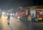 Satu Regu Tim Damkar Diterjunkan Untuk Mengusir Lebah di Rumah Warga
