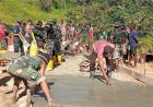Berkobar!, Semangat TNI Bersama Polri Lakukan Pengecoran Jalan Sasaran TMMD Reg 118 Kodim 1711/BVD