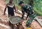 Medan yang Sulit, Satgas TMMD Kodim 1711/BVD Angkut Material Secara Manual
