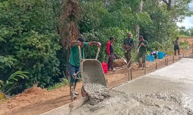 Anggota Satgas TMMD ke-118 Kodim 1711/BVD Kebut Pengcoran Jalan