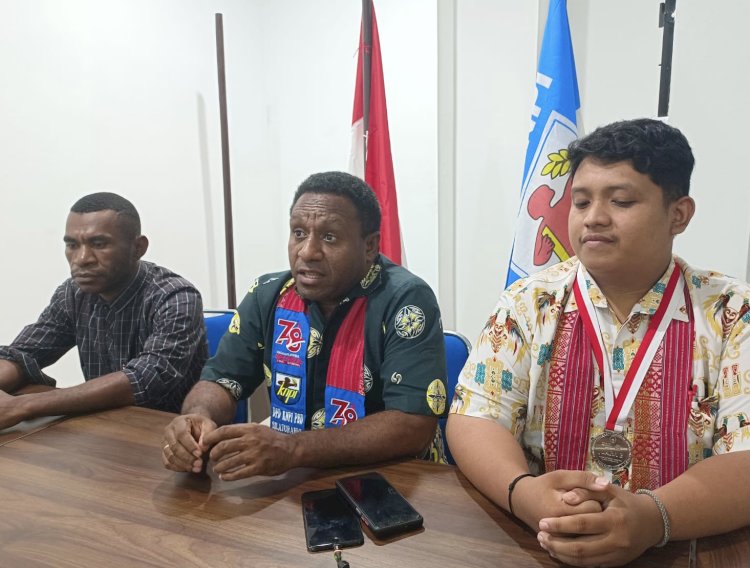 Carataker Ketua DPD KNPI Papua Barat Daya, Jois Kambu bersama Chistopher Jairus Ischak dan  Efraim Asmuruf, peserta Pekan Kreativitas Pemuda Indonesia yang digelar oleh Kemenpora RI.  