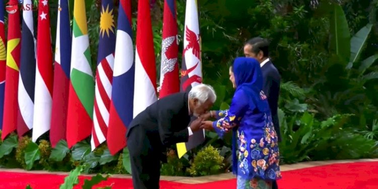Perdana Menteri Timor Leste, Kay Rala Xanana Gusmao saat mencium tangan Istri Joko Widodo, Iriana Joko Widodo pada Selasa, 5 September 2023 di Jakarta Convention Center (JCC), Jakarta Pusat/Ist