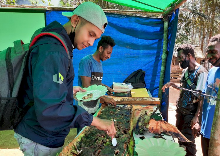 Foto : Proses bakar Sagu sep dengan arang kayu & Suasana makan bersama antara pihak perusahaan dan masyarakat kampung Getentiri   