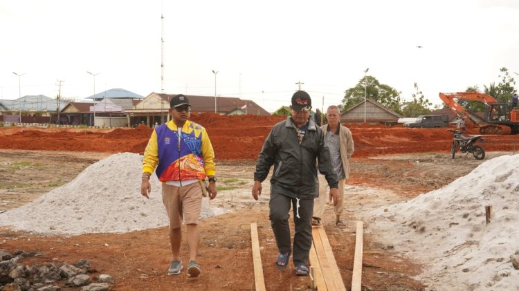 Pj Bupati Mappi Michael Rooney Gomar,S.STP.,M.Si didampingi Kepala Dinas PU Kabupaten Mappi saat memantau pembangunan fisik di Kabupaten Mappi.