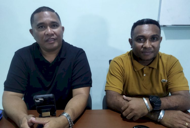 Wakil Ketua Bidang Hukum DPD Partai Golkar Kota Sorong, Jatir Yuda Marau dan Wakil Sekretaris Bidang Hukum, Fernando Genuni. 
