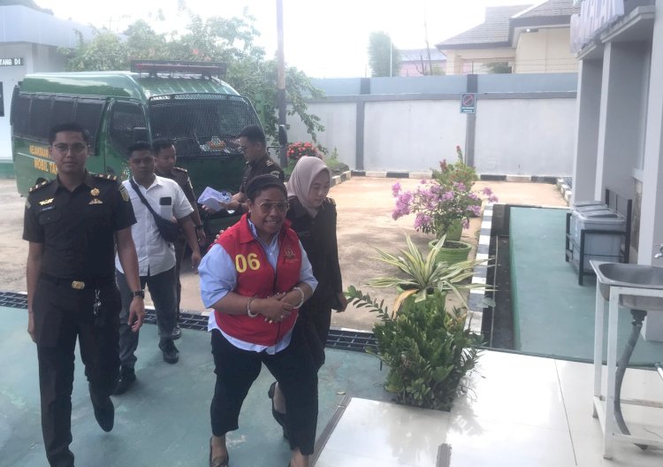 Selviana Wanma saat memasuki kantor Kejaksaan Negeri Sorong  untuk memenuhi pemeriksaan perdananya sebagai tersangka dugaan kasus korupsi kegiatan perluasan jaringan listrik tegangan rendah dan menengah pada Dinas Pertambangan dan Energi Kabupaten Raja Ampat Tahun Anggaran 2010 yang merugikan negara senilai Rp 1,3 miliar lebih. 