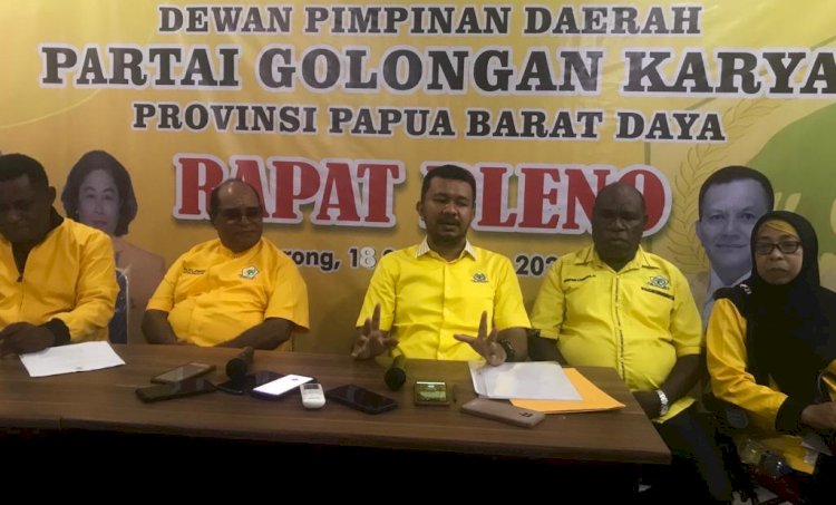 DPD Partai Golkar Papua Barat Daya saat menanggapi permasalah hukum yang menjerat kadernya. 