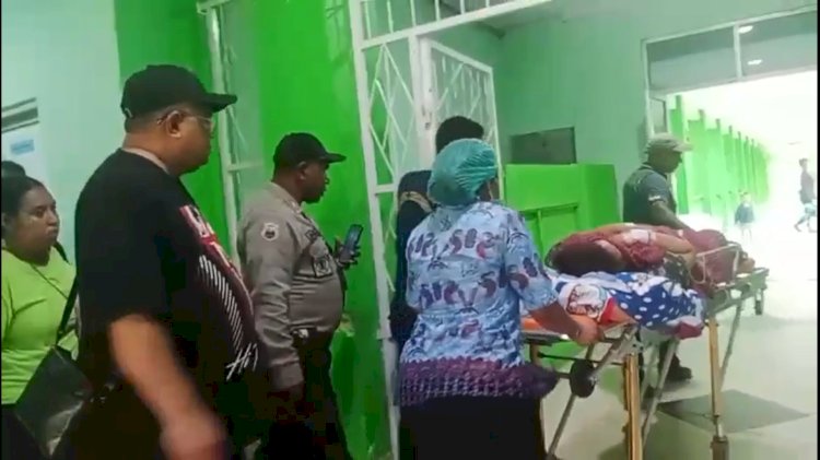 Selviana Wanma terbaring di ranjang pasien menjalani rawat inap di RSUD Sele Be Solu karena gangguan pencernaan yang di deritanya. 