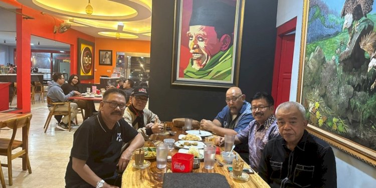 Ilham Bintang bersama teman-teman wartawan di Raja Cafe, Jalan Bengawan, Cihapit, Kota Bandung/Ist