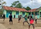 Jalin Kebersamaan, Anggota Satgas TMMD Kodim Boven Digoel Bermain Voli Bersama Warga