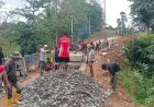 Memasuki Hari ke-21 Anggota Satgas TMMD Kodim 1711/BVD Keroyok Pengecoran Jalan