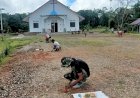 Anggota Satgas TMMD ke-118 Kodim 1711/BVD Bantu Warga Bersihkan Halaman Gereja