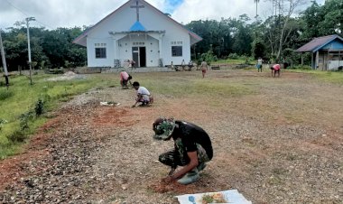 Anggota Satgas TMMD ke-118 Kodim 1711/BVD Bantu Warga Bersihkan Halaman Gereja