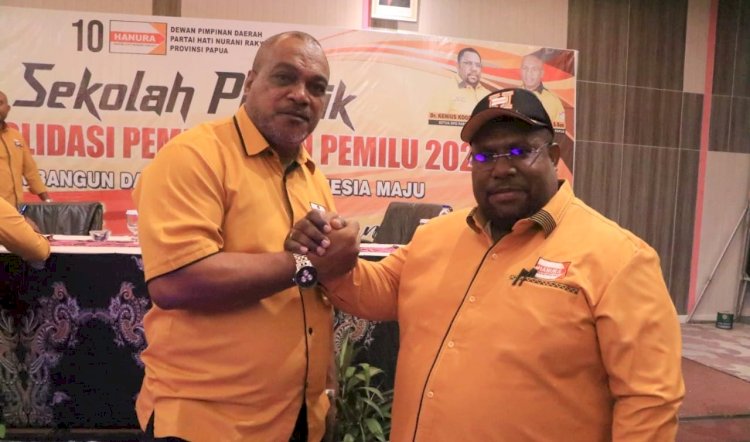 Foto bersama Kemasan Jack Komboy bersama Ketua DPD Partai Hanura Papua. Kenius Kogoya