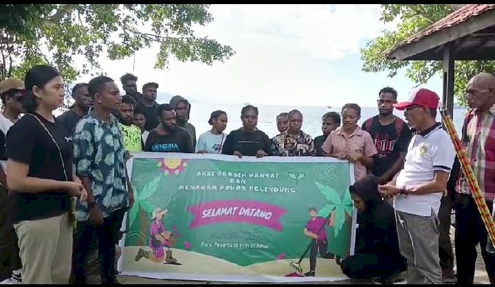 Para pemuda mahasiswa dan peserta bersama kepala dinas kabupaten Jayapura Rudi Saragih, Mewakili Pejabat PJ bupati membagikan alat kerja