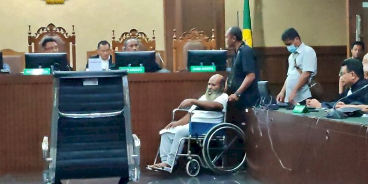 Mantan Gubernur Papua, Lukas Enembe hadir di ruang persidangan dengan kursi roda/RMOL