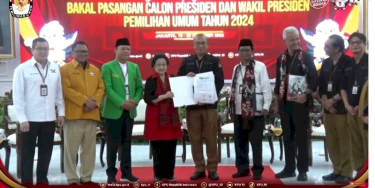 Dokumen persyaratan pencalonan Ganjar Pranowo dan Mahfud MD diserahkan Ketua Umum PDIP Megawati Soekarnoputri kepada Ketua KPU RI, Hasyim Asyari yang didampingi seluruh pimpinan KPU RI/Ist