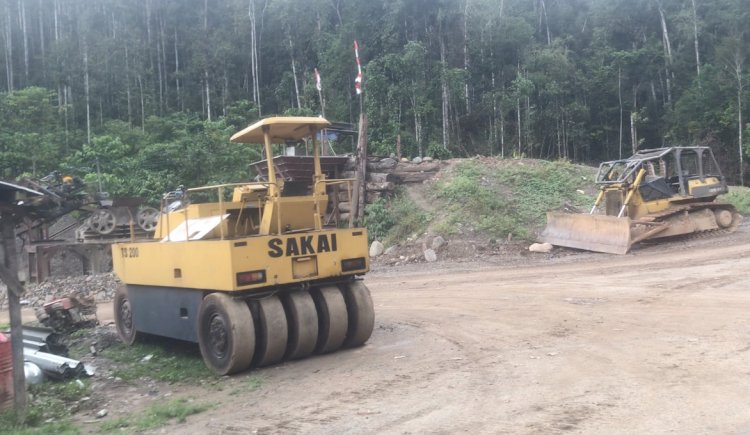 Aktivitas pengambilan material galian C oleh PT. Fulica Manokwari di tanah milik masyarakat adat marga Momo-Huyuot di Jalan Trans Papua Barat, Kali Ayae, Kampung Ayae, Distrik Miyah, Kabupaten Tambrauw, Papua Barat Daya.