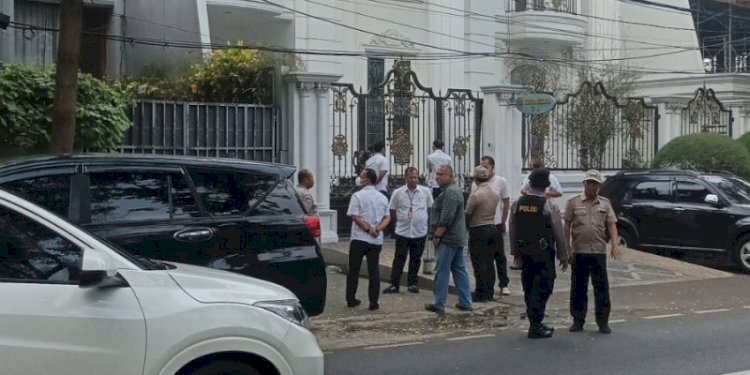 Penyidik Ditreskrimsus Polda Metro Jaya melakukan penggeledahan di salah satu rumah Ketua KPK, Firli Bahuri di Jalan Kertanegara No 46 Jakarta Selatan/Net