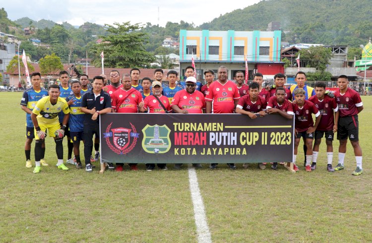 Ketua Umum KONI Papua, Kenius Kogoya Tampak Foto Bersama dengan 2 Tim Sepakbola Sebagai Tanda Bergulirnya Turnamen Sepakbola Merah Putih CUP II Kota Jayapura 