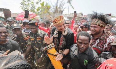 Ganjar Menari Bersama Ribuan Masyarakat Meski Terik Panas di Sorong