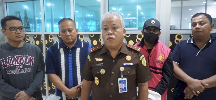 Kepala Kejaksaan Tinggi Papua Barat, Harli Siregar di dampingi oleh As Pidsus, As Intel,  Kejari Sorong saat menyampaikan keterangan terkait penangkapan buronan tersangka korupsi  di Bandar Udara Dominic Eduard Osok