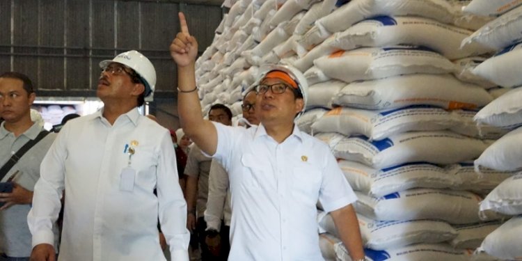 Otoritas Bapanas saat melakukan pengecekan 3.500 ton beras Kamboja yang masuk ke Indonesia melalui Pelabuhan Tanjung Emas, 2 November 2023/Bapanas