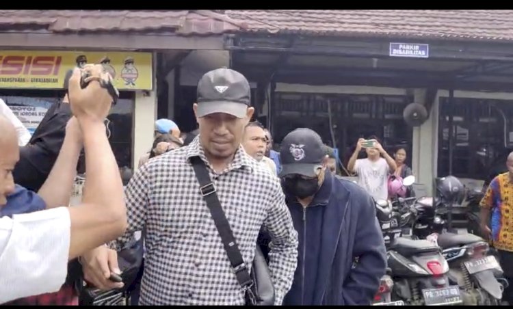 Pj Bupati, Yan Piet Mosso usai menjalani pemeriksaan oleh Tim KPK di Polresta Sorong Kota, dibawah ke Bandar Udara Dominic Eduard Osok (DOE) untuk di berangkatkan ke Jakarta. 