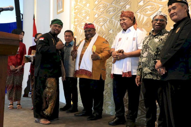 Pasundan Papua,  Nobatkan Kenius Kogoya  Sebagai Warga Kehormatan,  Bersyukur Dapat Dipersatukan Sesama Anak Bangsa