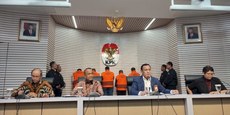 Konferensi pers penahanan Penjabat Bupati Sorong Yan Piet Mosso dan 5 orang lainnya/RMOL