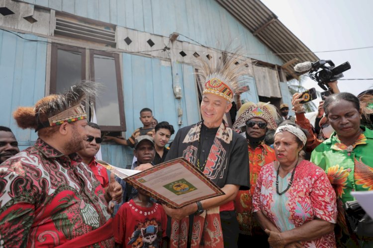 Kepala Suku Imeko Sorong Raya, Ibrahim Wugaje usai memberikan persam dan harapan kepada calon presiden Ganjar Pranowo di komplek Kokoda kilo meter 8, Kelurahan Klasabi, Kota Sorong, Papua Barat Daya. 