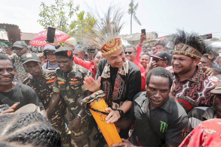 Capres Ganjar Pranowo menari bersama simpatisan dan masyrakat adat Imeko di Kompleks Kokoda, kilo meter 8, Kelurahan Klasabi, Kota Sorong, Papua Barat Daya. 