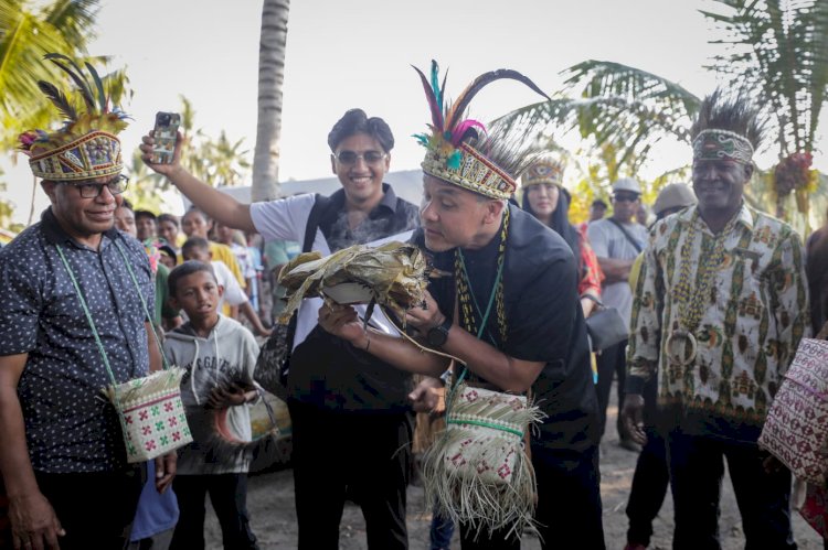 Ganjar Pranowo menyantap hidangan barapen masakan khas Papua di kampung Saukabu, Distrik Waigeo Barat Kepulauan, Raja Ampat, Papua Barat Daya, Senin 20 November 2023. 