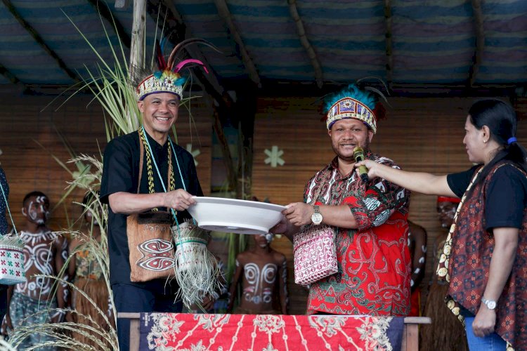 Dewan Adat Papua Wilayah III Doberay, Paul Finsen Mayor  serahkan berita acara pengukuhan ini beserta dengan piring sebagai simbol adat. 