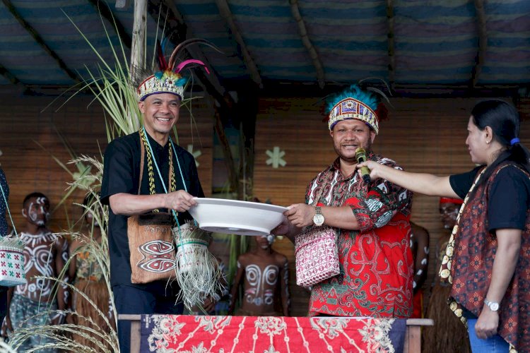 Dewan Adat Papua Wilayah III Doberay, Paul Finsen Mayor  serahkan berita acara pengukuhan ini beserta dengan piring sebagai simbol adat. 