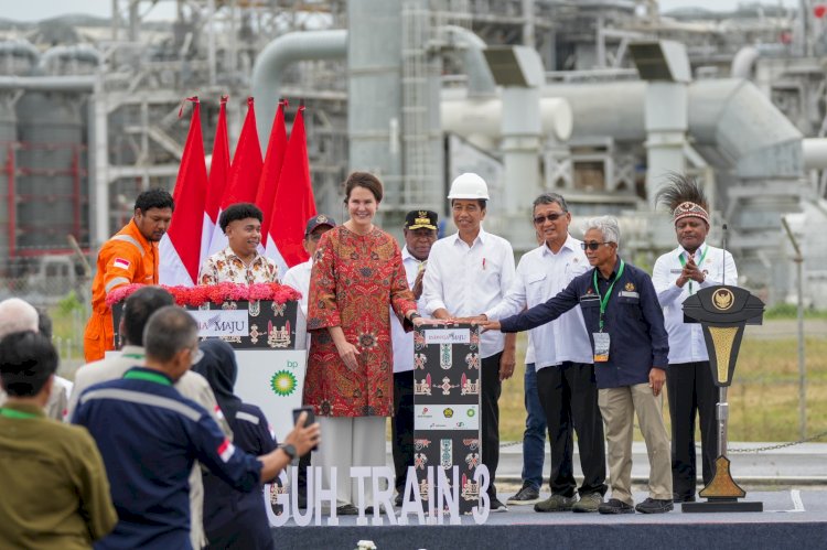 Presiden Joko Widodo meresmikan Proyek Strategis Nasional (PSN) Tangguh Train 3 yang berlokasi di Kabupaten Teluk Bintuni, Provinsi Papua Barat. 