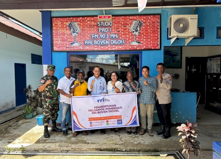 Foto Bersama Pengurus Pemerhati RRI bersama Kepala RRI Boven Digoel