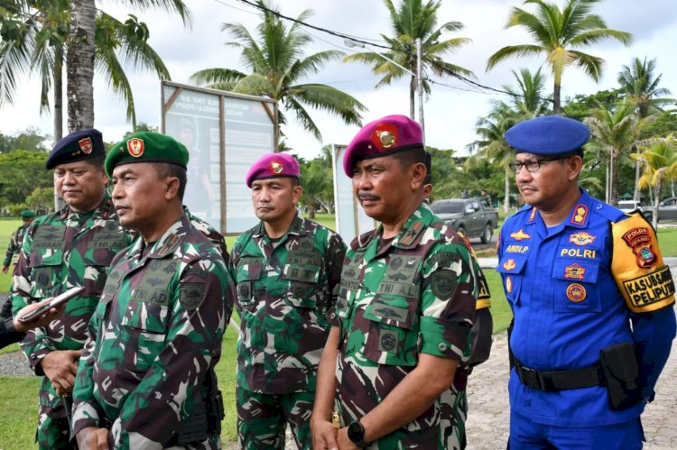 Danrem 181/PVT Brigjen TNI Totok Sutriono dan  Danpasmar 3 Brigjen TNI (Mar) Sugianto menghadiri upacara pelepasan jenazah Almarhum prajurit Batalyon Infanteri 133 Yudha Sakti Koptu Anumerta Hendrianto di Mako RK 762/VYS. (Dok Dispen Pasmar 3) 