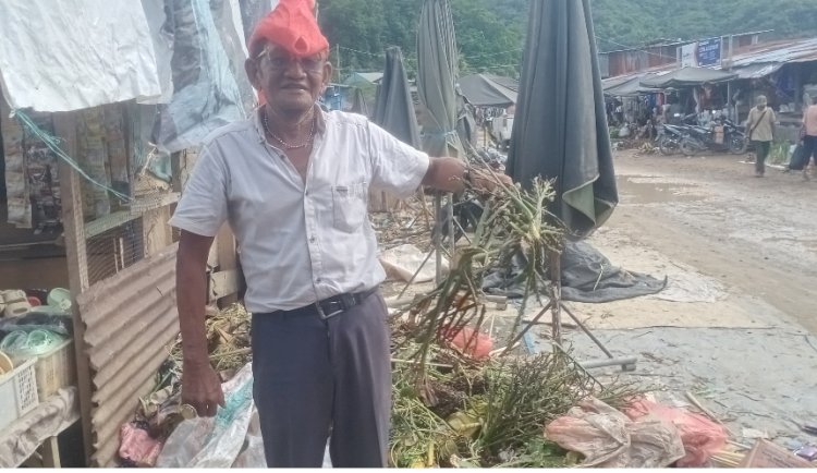 Pedagang pasar Induk regional Youtefa Abepura,Haddade saat menunjukan tumpukan sampa/rmolpapua 