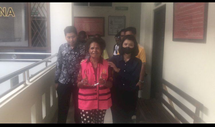 Kepala Kampung Kasih, Agustina Antoh selesia menjalani pemeriksaan tahap II dari Penyidil Tipikor Polres Sorong ke Jaksa Penuntut Umum (JPU), Jumat 19 Januari 2024. 