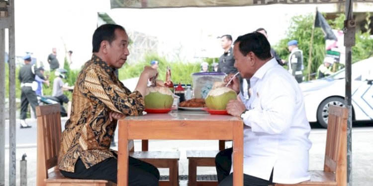 Presiden Joko Widodo dan Capres Prabowo Subianto, makan bakso bersama di Magelang, Jawa Tengah, Senin (29/1)/Ist