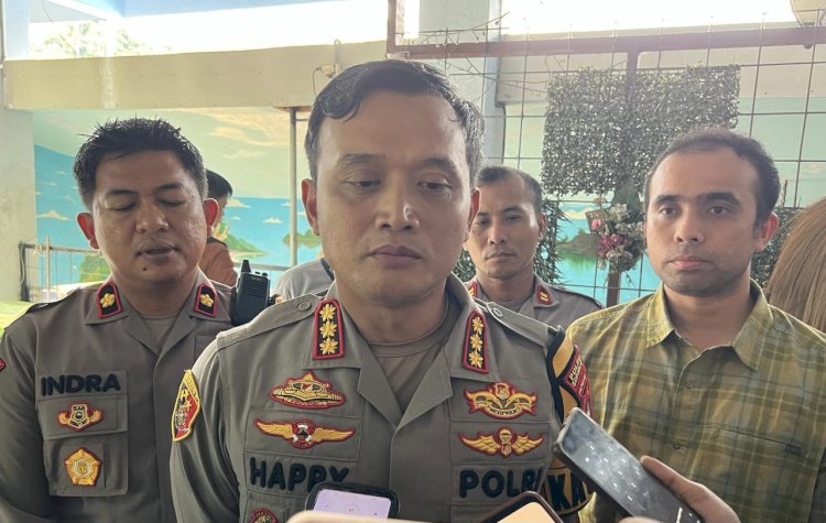 Kapolresta Sorong Kota, Kombes Pol Happy Perdana didampingi oleh Plt  Kabag Ops Polresta Sorong Kota, Kompol Indra Gunawan dan Kasat Reskrim, AKP Arifal Utama usai kegiatan ramah tamah beserta wartawan Sorong. 