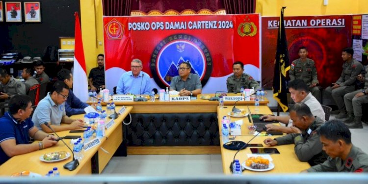 Atase Polisi Selandia Baru, Paul Laurence Borell berkunjung ke Posko Induk Mimika ODC -2024 dan berdialog dengan para anggota Satgas Damai Cartenz di Papua, Selasa (27/2)/Ist