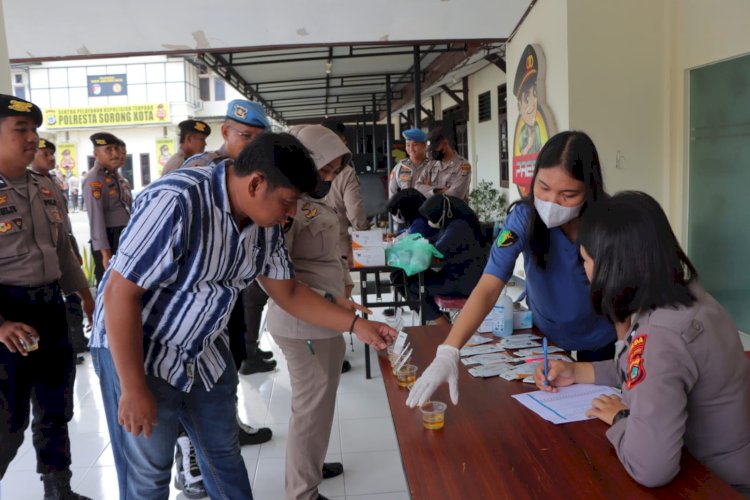 Puluhan anggota Polresta Sorong Kota menjalani pemeriksaan urine di Mako Polresta Sorong Kota, Kamis 29 Februari 2024 