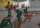 Anggota Kodim Boven Digoel Bantu Pemasangan Keramik Gereja Paroki Hati Kudus Tanah Merah