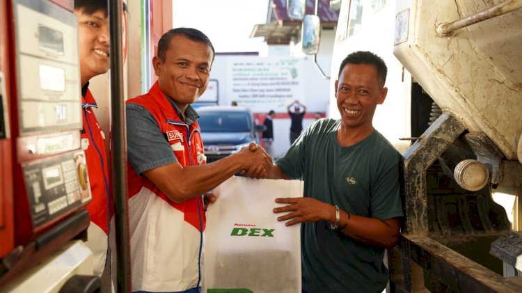 Executive General Manager Pertamina Patra Niaga Regional Papua Maluku, Sunardi  bersama tim Pertamina Patra Niaga bagikan bingkisan kepada konsumen di SPBU Nabire, Papua Tengah 