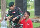 Ajarkan Pola Hidup Sehat Satgas Pamtas Statis RI-PNG Yonif 111/KB Bagikan Alat Mandi dan Sikat Gigi
