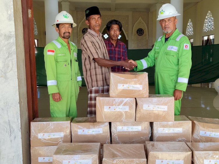 Penyerahan bantuan paket Masjid Al'Ikhkas Kelurahan Klabinain, Distrik Aimas 