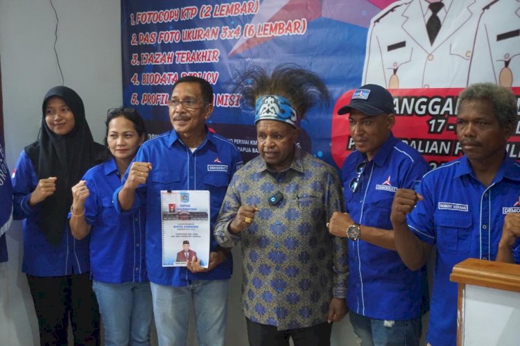 Abner Reinald Jitmau mendaftar sebagai bakal calon Wali Kota Sorong di DPC Partai Demokrat. 